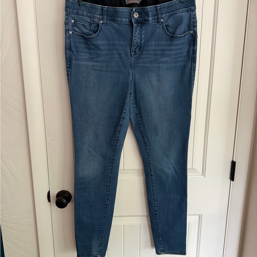 torrid 18T Skinny Jeans in Mid Blue Wash